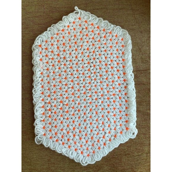 Unique 1970s Handmade Crochet Daisy Floral Pattern White and Orange Place Mats - Picture 2 of 5